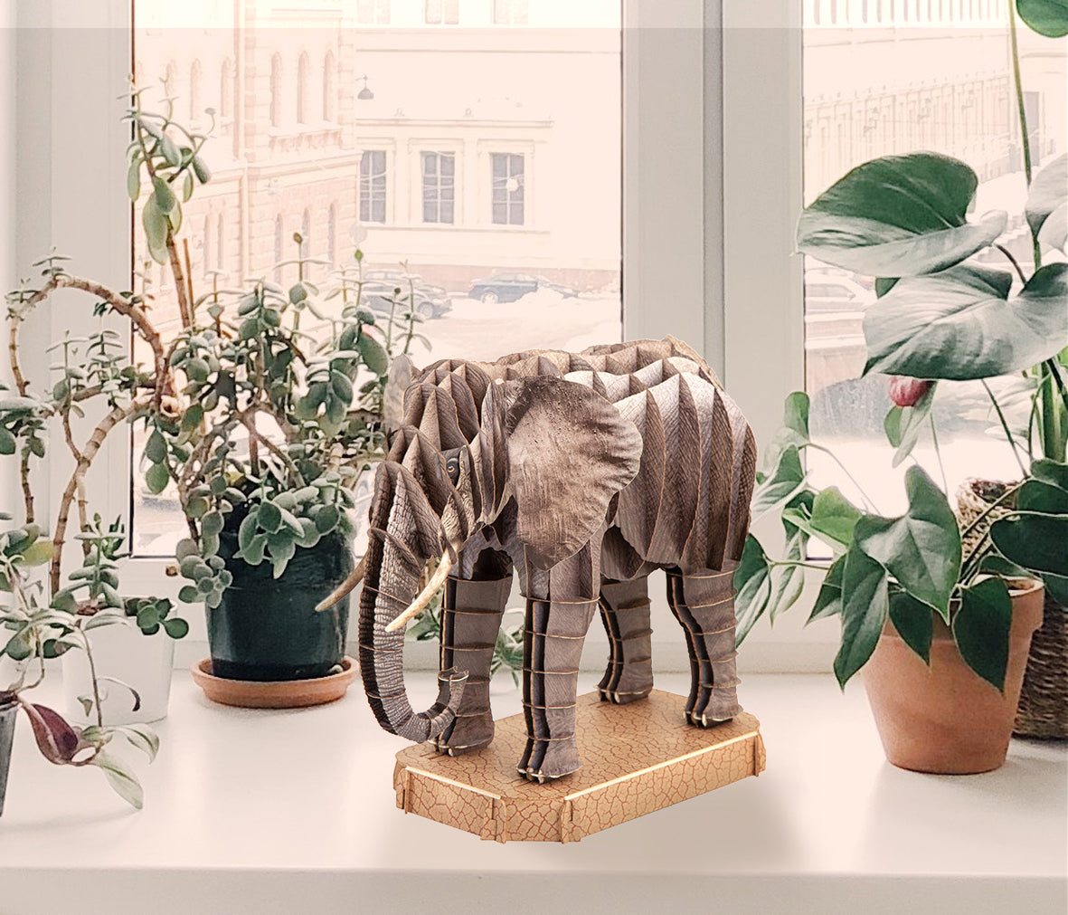 Elefant Steckfigur aus Karton, zum Basteln, Spielzeug für Kinder, Tiersteckfigur aus Karton, Afrika, Savanne, Afrikanische Elefanten, Asiatische Elefanten, Puzzle und Rätselspiele, Dekoidee, Bastelideen für Kinder, steht auf Wohnzimmertisch, Kinderzimmer, Spielzimmer