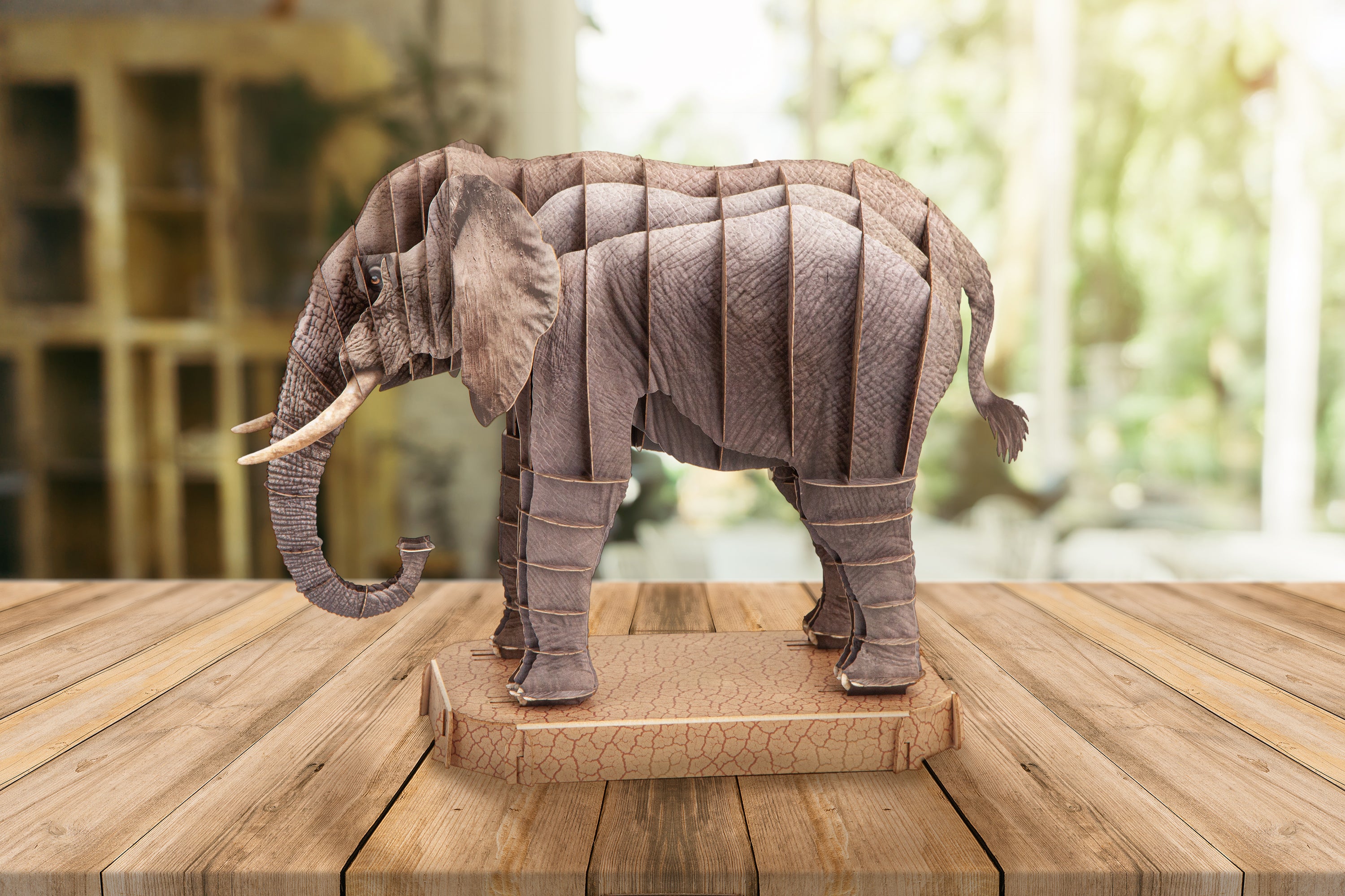 Elefant Steckfigur aus Karton, zum Basteln, Spielzeug für Kinder, Tiersteckfigur aus Karton, Afrika, Savanne, Afrikanische Elefanten, Asiatische Elefanten, Puzzle und Rätselspiele, Dekoidee, Bastelideen für Kinder, steht auf Wohnzimmertisch, Kinderzimmer, Spielzimmer