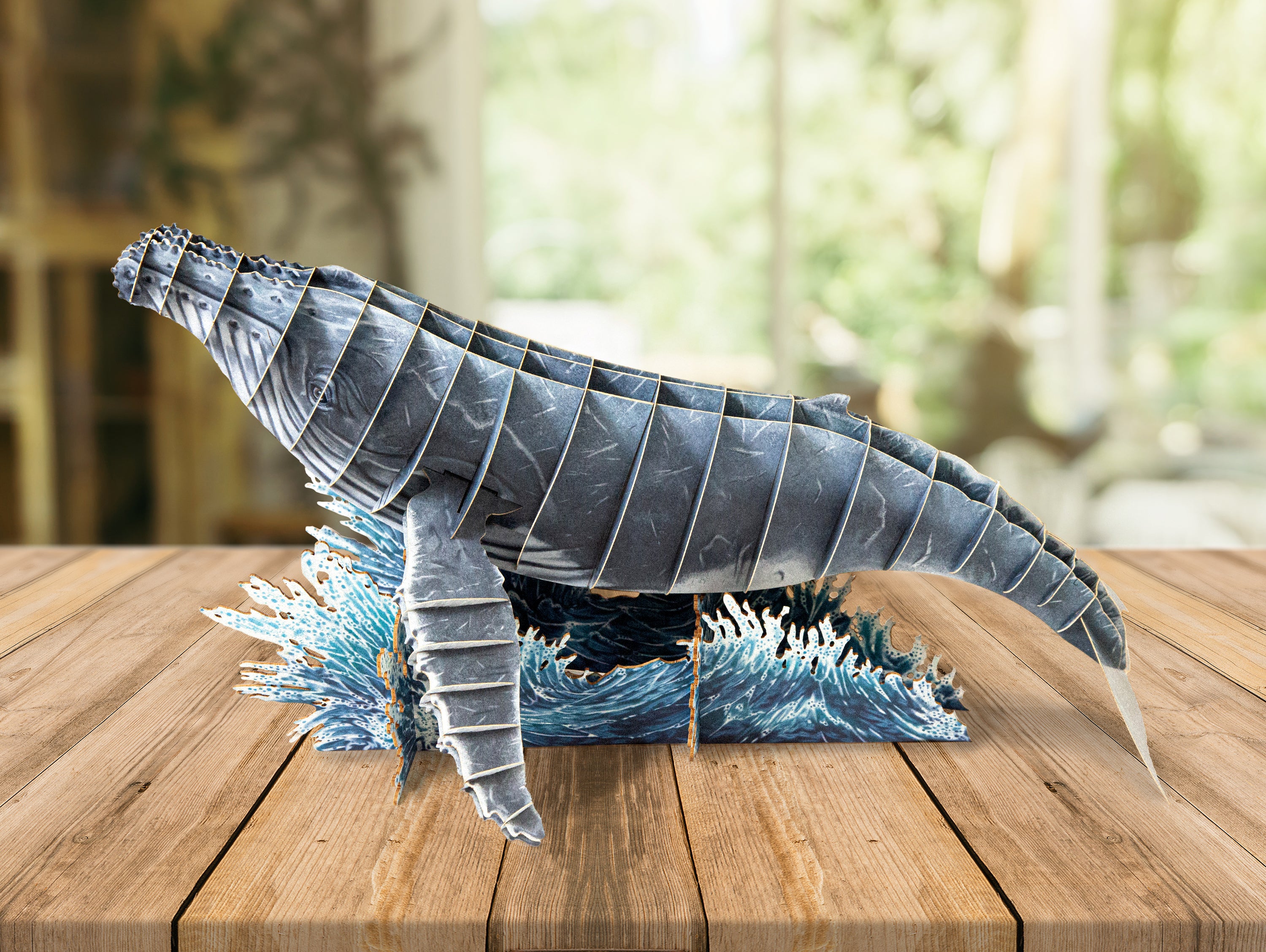 Buckelwal Steckfigur aus Karton, zum Basteln, Spielzeug für Kinder, Tiersteckfigur aus Karton, Meeresbewohner. Puzzle und Rätselspiele, Wasser, Ozean, Dekoidee, Bastelideen für Kinder, steht auf Wohnzimmertisch, Kinderzimmer, Spielzimmer