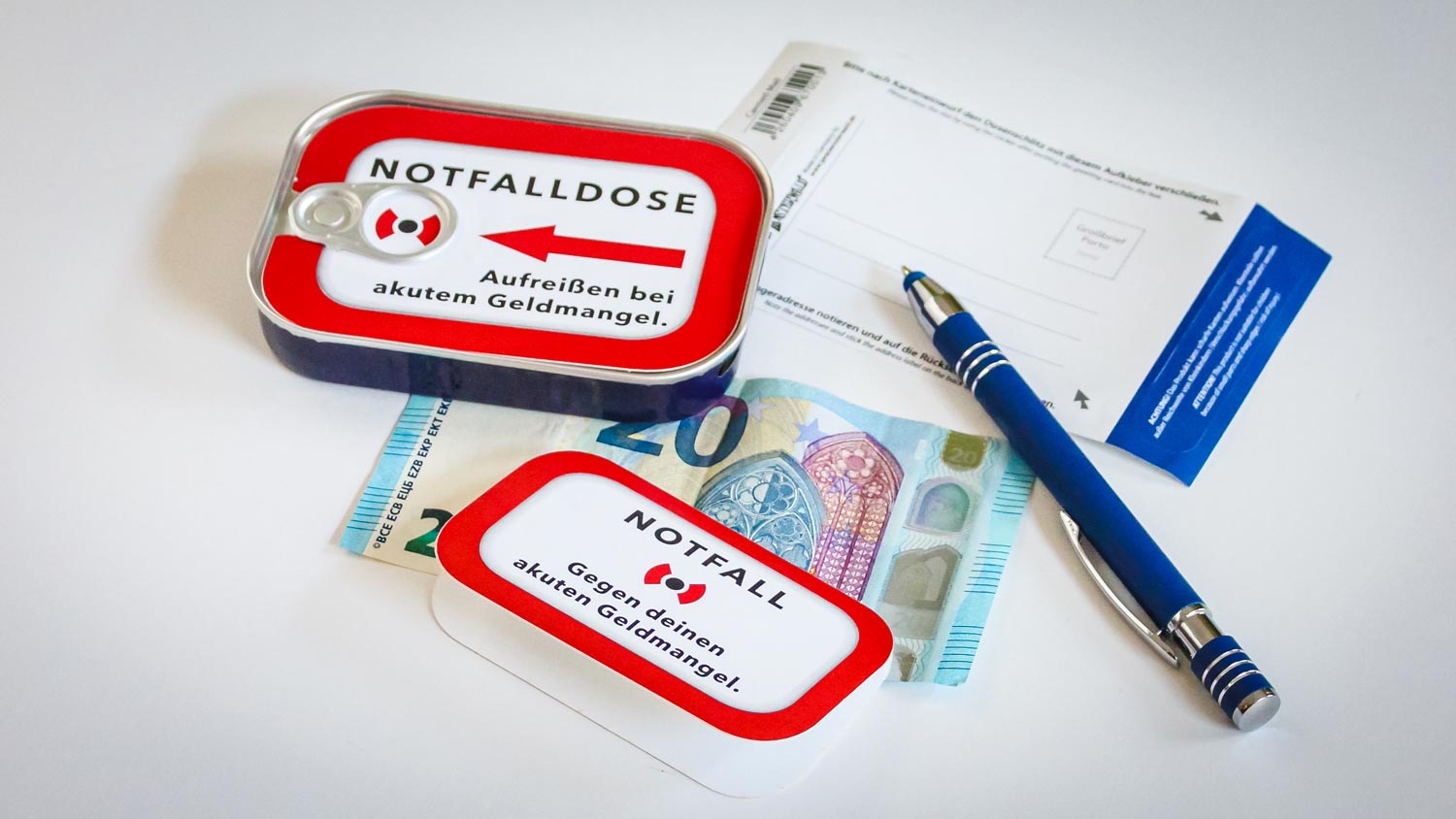 Geldgeschenk Geldgeschenke bzw. originelle Geldgeschenk in Form einer Sardinendose. Das Produkt heißt Dosenpost und ist eine alternative zu normalen Grußkarten, kann aber auch per Post verschickt werden.